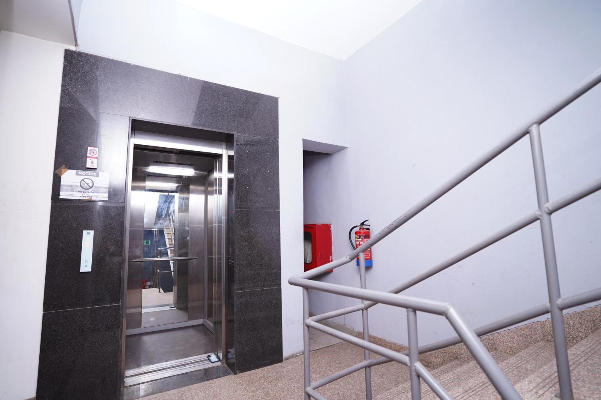 Hotel Mira Residency- Outer Ring Road, Paschim Vihar Delhi  Exteriör bild