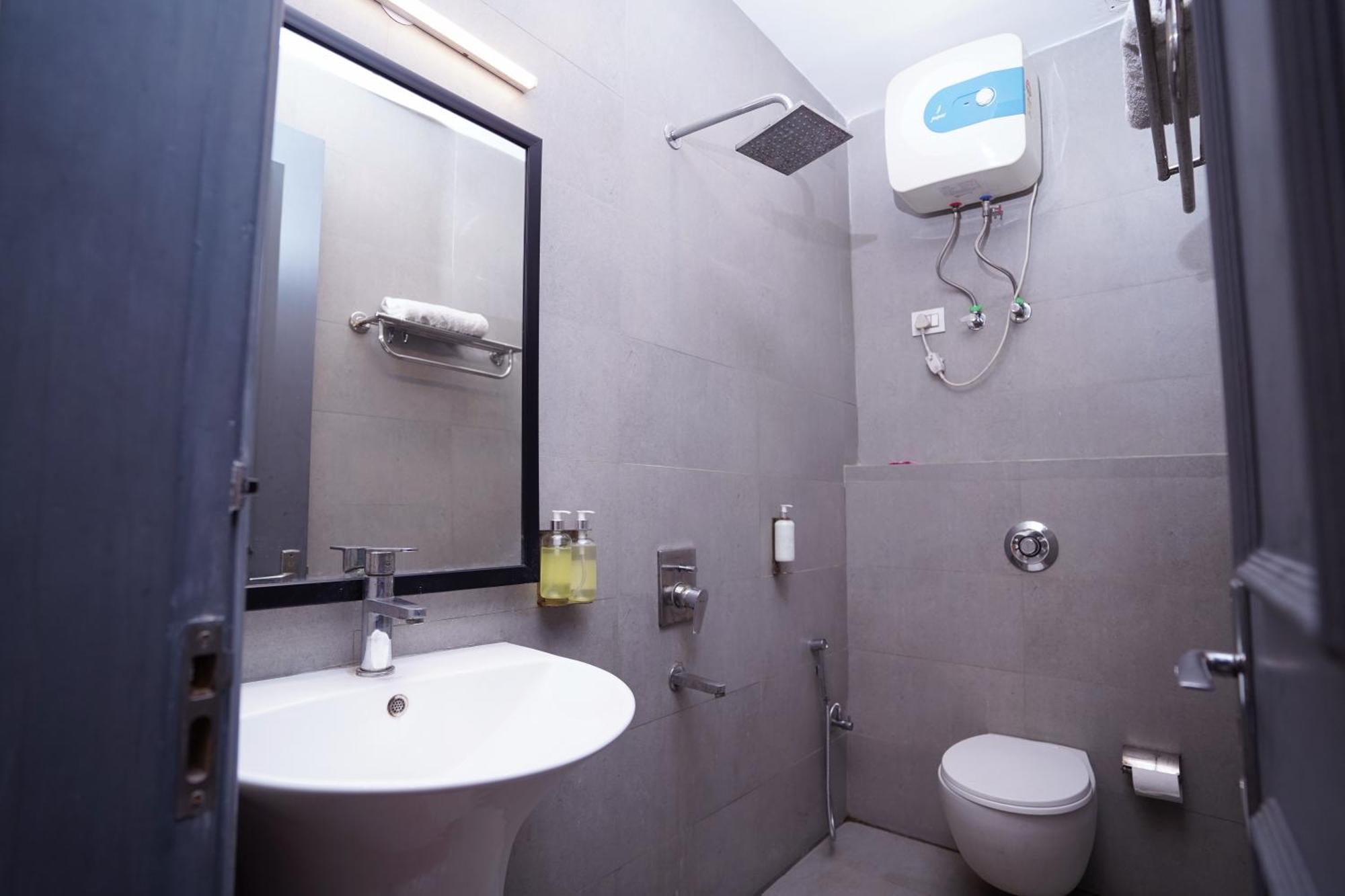 Hotel Mira Residency- Outer Ring Road, Paschim Vihar Delhi  Exteriör bild