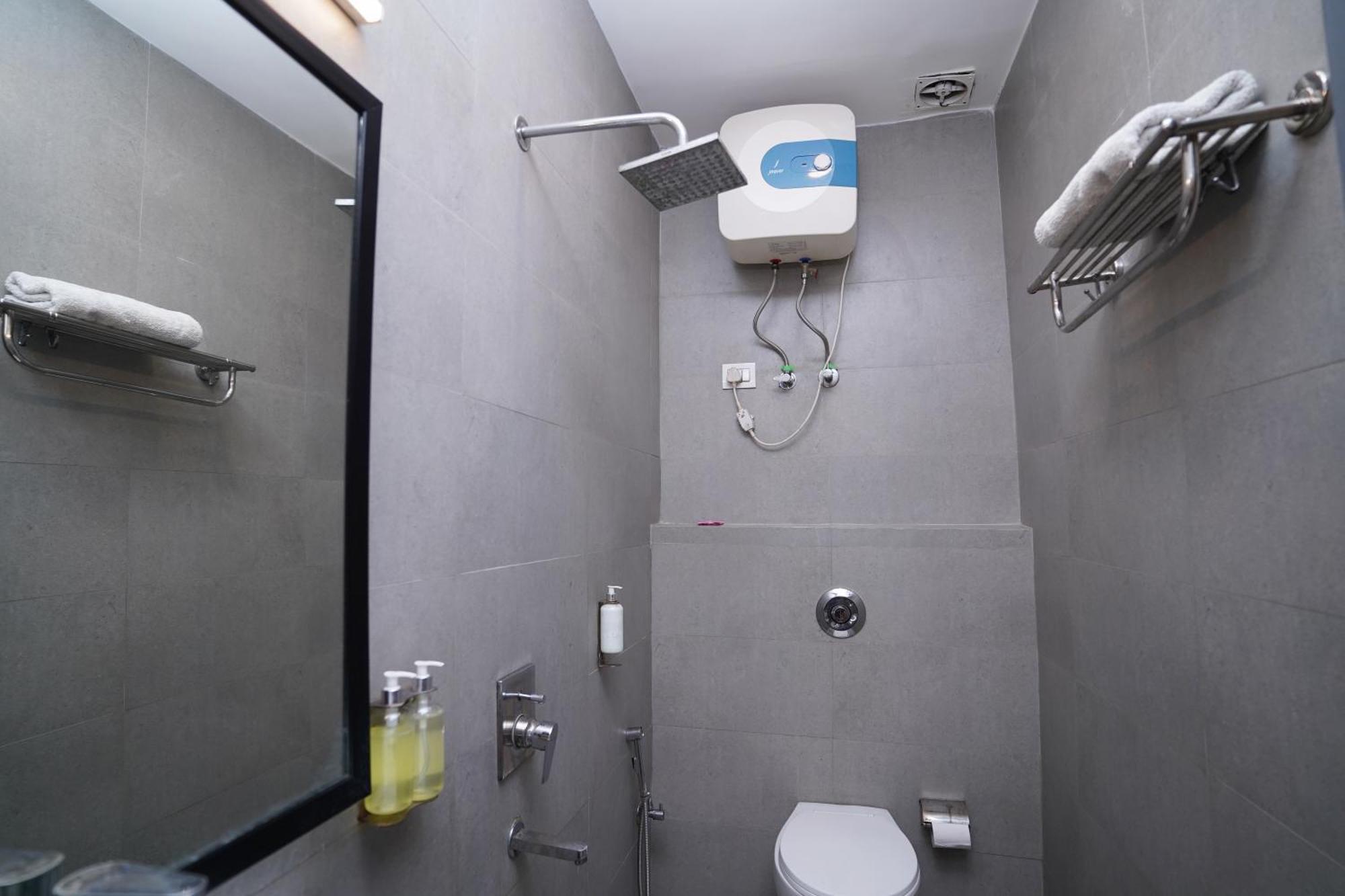 Hotel Mira Residency- Outer Ring Road, Paschim Vihar Delhi  Exteriör bild
