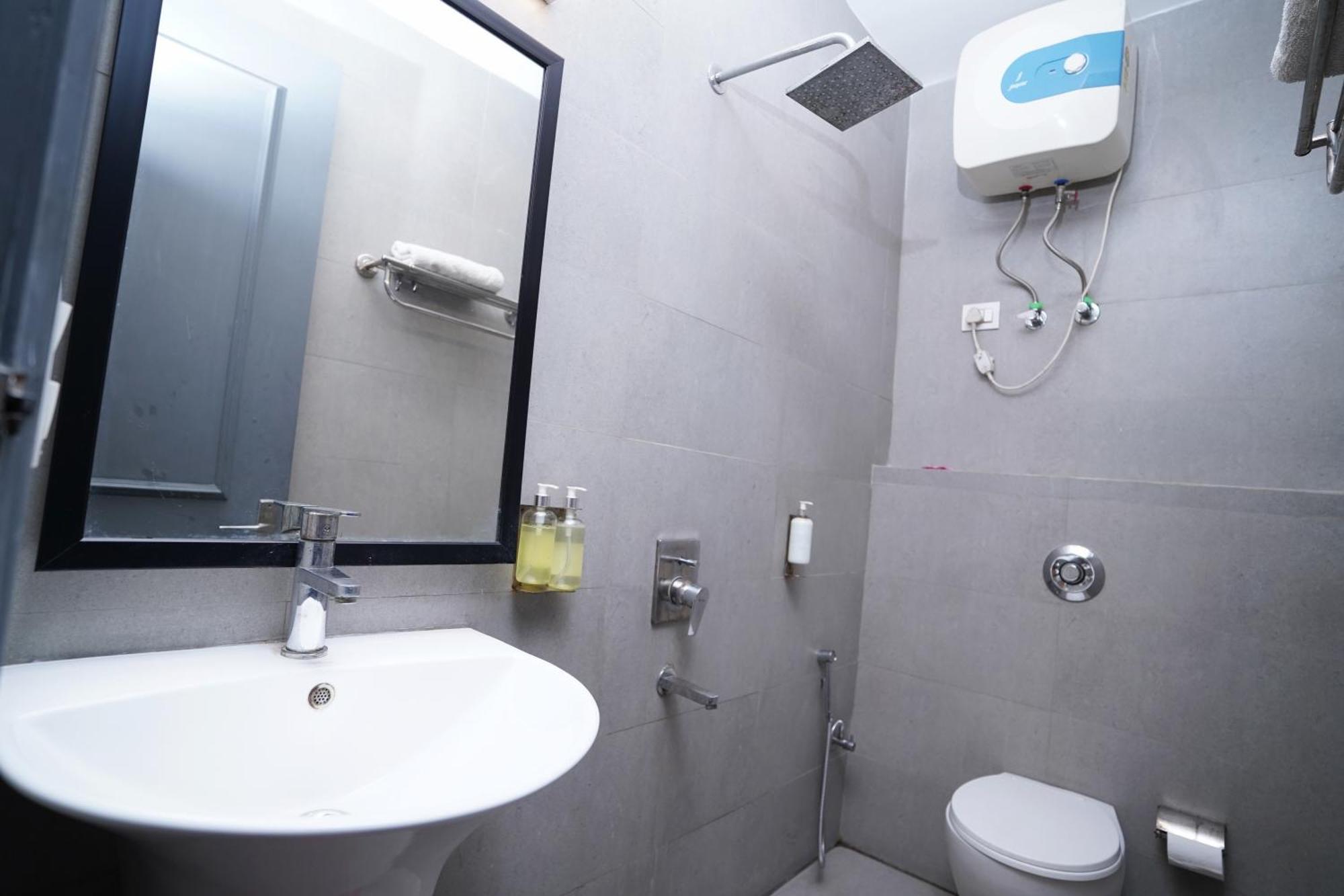 Hotel Mira Residency- Outer Ring Road, Paschim Vihar Delhi  Exteriör bild