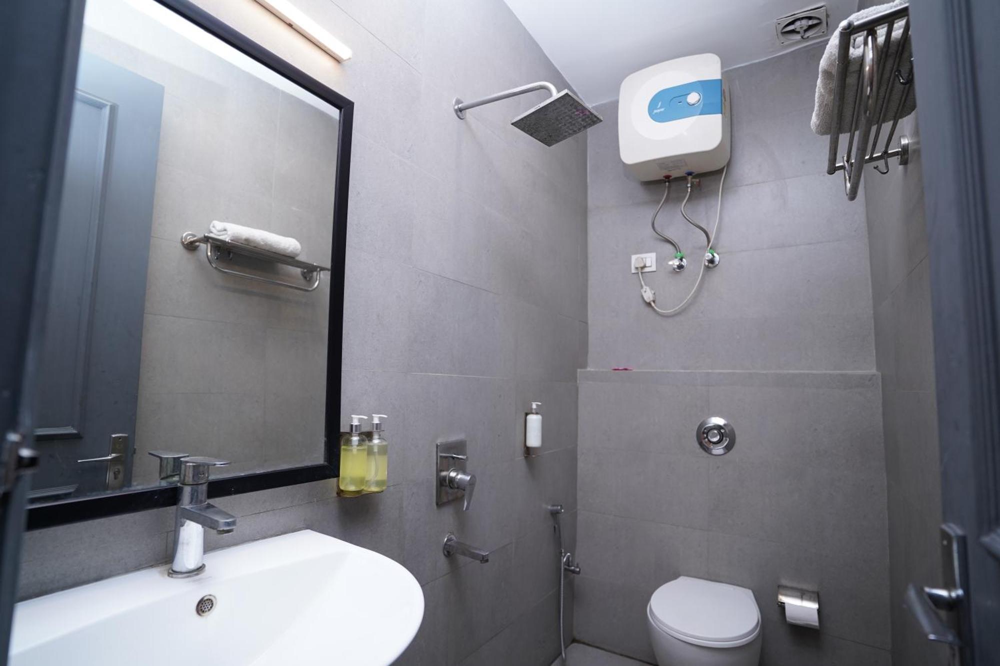 Hotel Mira Residency- Outer Ring Road, Paschim Vihar Delhi  Exteriör bild