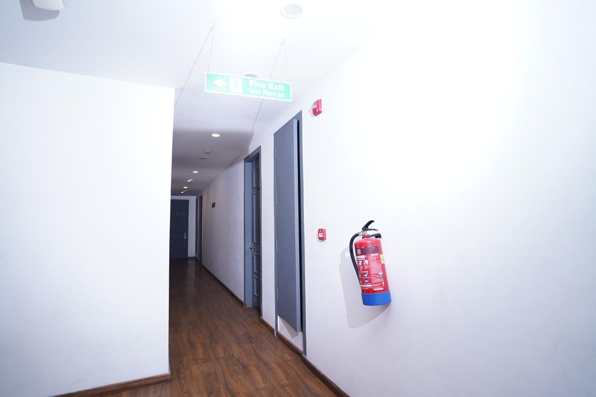 Hotel Mira Residency- Outer Ring Road, Paschim Vihar Delhi  Exteriör bild